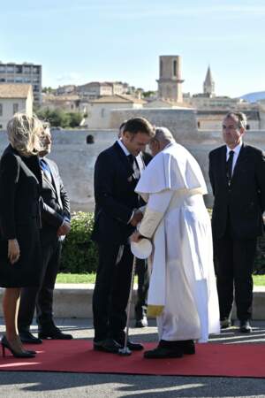 Le pape François et Emmanuel Macron devant le palais du Pharo à Marseille