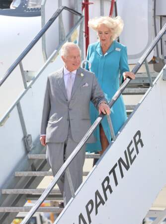 Le roi Charles III et la reine consort Camilla Parker Bowles à l'aéroport de Bordeaux-Mérignac ce 22 septembre 2023