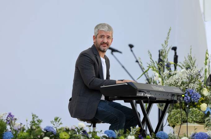 Le chanteur Grégoire sur la scène du stade Vélodrome
