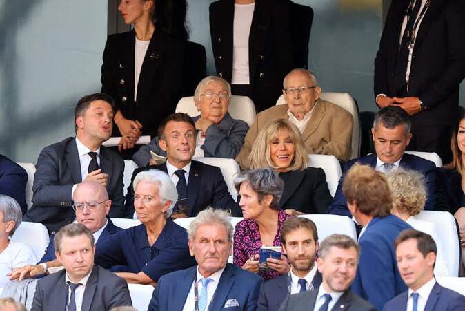 Emmanuel Macron entouré de sa femme Brigitte et du ministre de l'Intérieur Gérald Darmanin