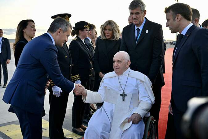 Une dernière poignée de mains entre Gérald Darmanin et le pape François