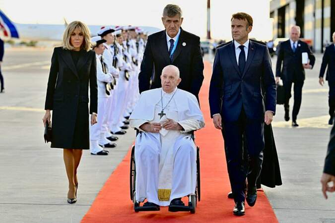 Emmanuel Macron et sa femme Brigitte lors de la cérémonie de départ de Sa Sainteté à l'aéroport international de Marseille