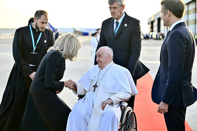 Brigitte Macron lors de la cérémonie de départ de Sa Sainteté à l'aéroport international de Marseille