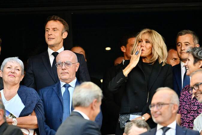 Brigitte Macron aux côtés de son époux et du ministre de l'Intérieur