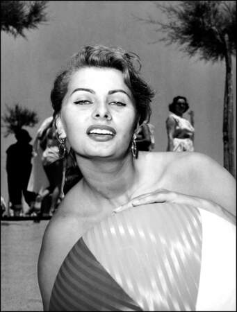 En 1952, elle a été rebaptisée "Sophia Loren" par le producteur Goffredo Lombardo 