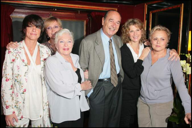 Anne Le Nen, Claude Chirac, Line Renaud, Jacques Chirac, Michèle Laroque et Muriel Robin pour la générale de "Fugueuses" au théâtre des Variétés (2007).