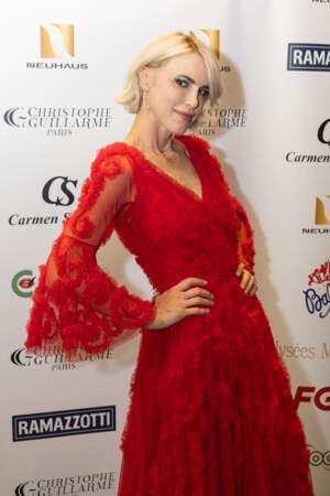 La chanteuse et professeure de yoga Aria Crescendo a fait une entrée flamboyante en robe rouge