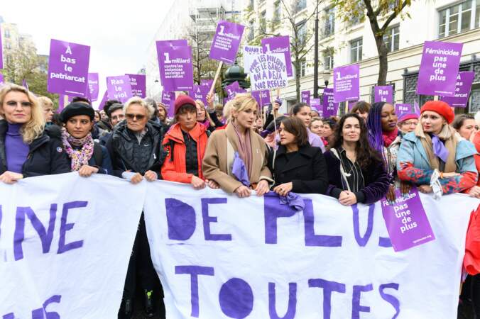 Muriel Robin et Anne Le Nen, défilent accompagnées entre autres d'Alexandra Lamy et Julie Gayet, lors d'une marche contre les violences faites aux femmes (novembre 2019).