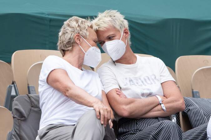 Muriel Robin et Anne Le Nen, derrière leurs masques, dans les tribunes de Roland Garros en juin 2021.