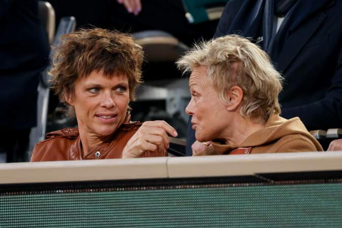 Muriel Robin et Anne Le Nen dans les tribunes de Roland Garros en mai 2022.