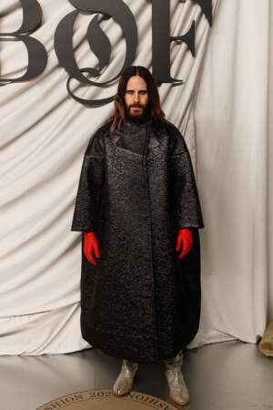 Jared Leto arbore un long manteau noir en cuir 