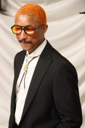Le célèbre Pharrell Williams est presque méconnaissable avec ses lunettes orangées et ses cheveux de même couleur 
