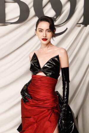 Davika Hoorne fait sensation sa robe rouge et noire 
