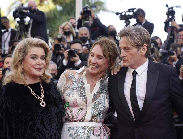 Elle monte les marches à Cannes en 2021 pour le film De son vivant, d'Emmanuelle Bercot, avec Benoit Magimel