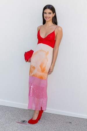 Sara Sampaio, célèbre mannequin portugaise, a fait un choix estival pour sa tenue