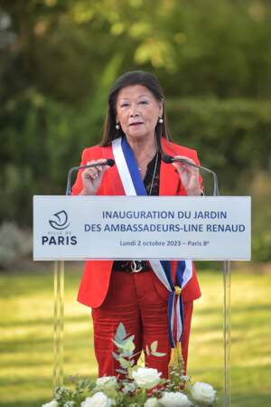 Jeanne d'Hauteserre, maire du 8e arrondissement de Paris où se trouve le jardin, prononce un discours d'inauguration.