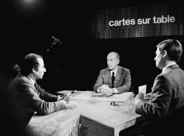 Jean-Pierre Elkabbach et Alain Duhamel recoivent le président Giscard d'Estaing sur le plateau de "Cartes sur table" en mars 1981