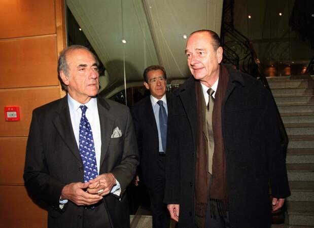 Jean-Pierre Elkabbach recoit Jacques Chirac dans les couloirs d'Europe 1 en 2002