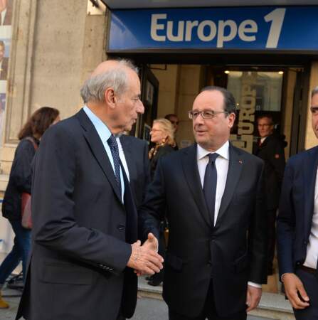 Jean-Pierre Elkabbach et le président François Hollande à la sortie d'Europe 1 en 2016