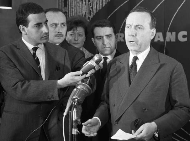 Après avoir débuté sur Radio Alger dans les années 1960, le journaliste Jean-Pierre Elkabbach devient présentateur de JT et anime également des émissions politiques. Ici avec le député Michel Debré en mai 1963