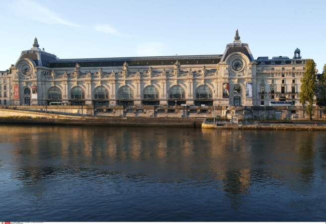 Le musée d’Osay situé dans l’ancienne gare du même nom, se trouve dans le 7e arrondissement, le long de la rive gauche de la Seine. 