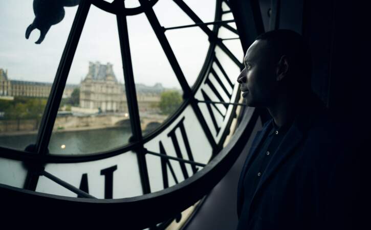 Après le Louvre, Assane Diop s’est attaqué au Musée d’Orsay, d’où il peut voir sans être vu depuis l’horloge Magique.