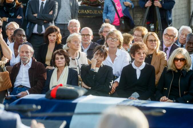 Emmanuelle Bach et Nicole Avril, la fille et la femme de Jean-Pierre Elkabbach, étaient très bien entourées aux funérailles de l'éditorialiste