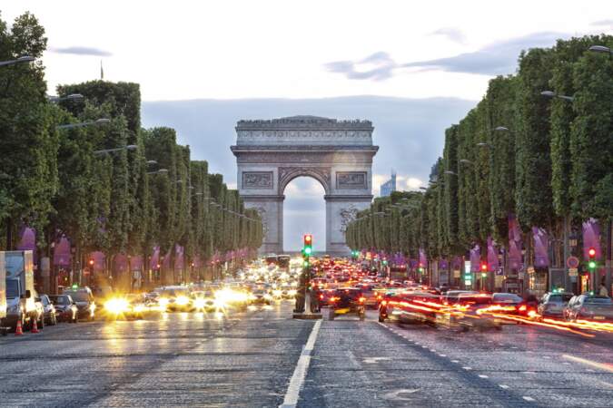 L'arc de Triomphe est situé sur une place à la jonction des 8e, 16e et 17e arrondissement de Paris.