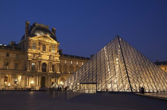 Une scène avait été tournée dans la pyramide du Louvre, située dans la cour Napoléon du musée du Louvre. 