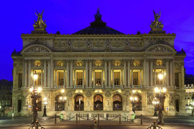 Situé dans le 9e L'Opéra Garnier est un théâtre national qui a la vocation d'être une académie de musique, de chorégraphie et de poésie lyrique.