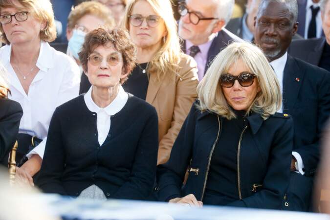 Brigitte Macron avait pris place à côté de l'épouse du défunt