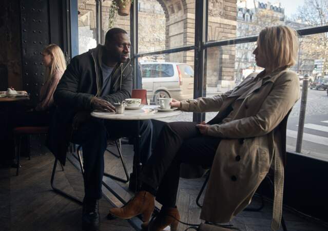 Assane Diop retrouve Claire, son ex-femme dans la brasserie l’Appartement située en face de la porte Saint-Martin