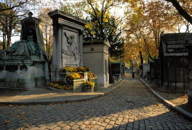 Situé dans le 20ème le cimetière du Père Lachaise est le plus grand cimetière parisien avec 43 hectares.