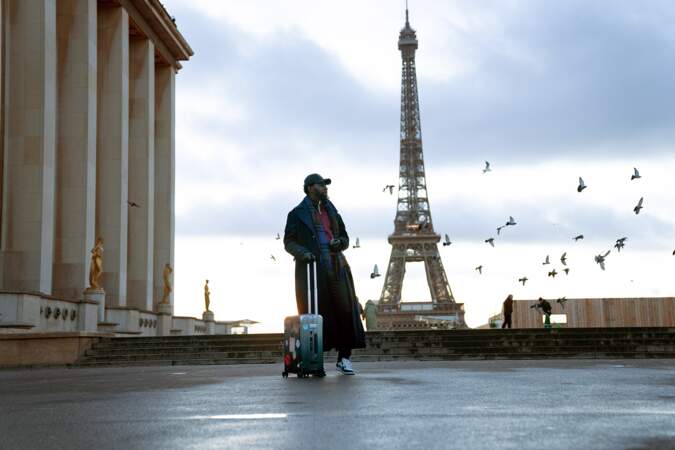 La saison 3 de Lupin démarre sur l'esplanade du Trocadéro. Assane Diop est grimé d'une casquette et d'une barbe afin de passer incognito