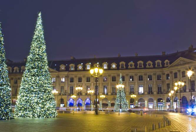 Chaque année la place Vendôme revêt ses plus beaux habits de lumières au moment de Noël, comme dans la série.