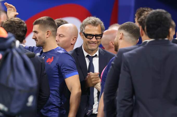 Fabien Galthié félicite les joueurs du XV de France. 