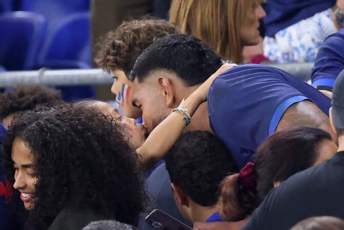 La fille de Peato Mauvaka félicite son père après son exploit pour atteindre les quarts de finale de la Coupe du monde de rugby. 