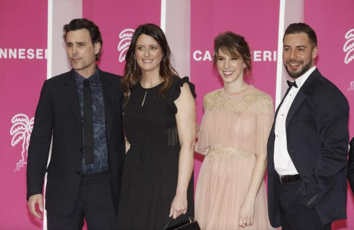 Marwan Berreni accompagné de Nicolas Berger-Vachon, Anne Décis, et Léa François au photocall lors de la 5e saison du festival International des Séries Canneseries à Cannes, en avril 2022. 