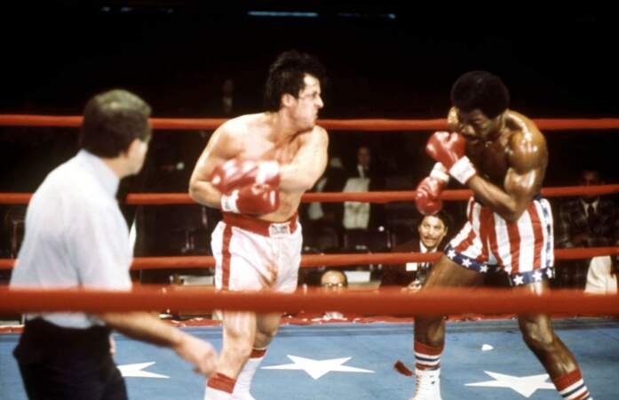 Rocky Balboa est opposé à Apollo Creed (Carl Weathers), ce dernier sortant vainqueur du combat (Rocky, 1977).