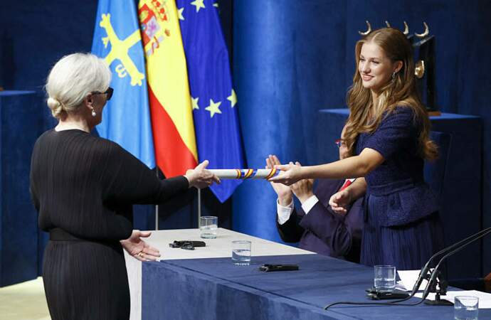 Meryl Streep reçoit son prix des mains de la princesse Leonor