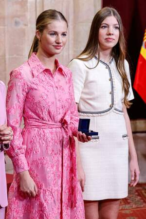 La princesse Leonor flamboyante en rose aux côtés de sa sœur Sofia