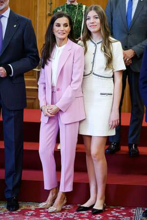 La reine Letizia divine avec un tailleur aux côtés de sa fille Sofia