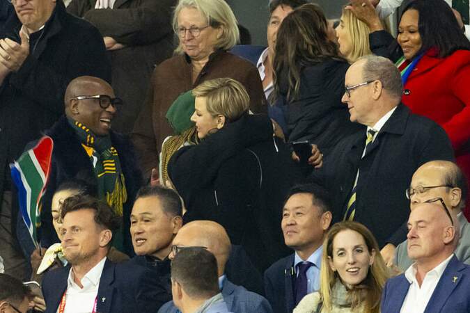 Ravie de la qualification de l'Afrique du Sud, la princesse Charlène enlace les autres spectateurs sous les yeux du prince Albert