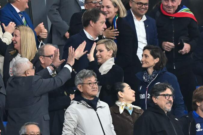 Sourire aux lèvres, la princesse Charlène enchaîne même les checks après la victoire de l'Afrique du Sud sur l'Angleterre