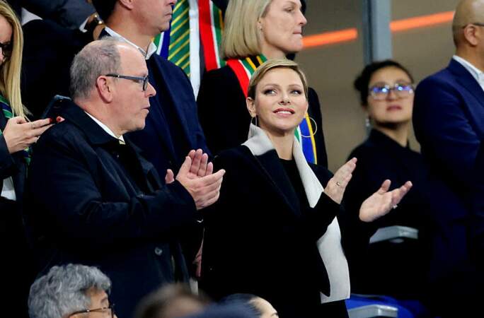 Le prince Albert et Charlène de Monaco dans les tribunes lors de la demi-finale de la Coupe du monde de rugby 