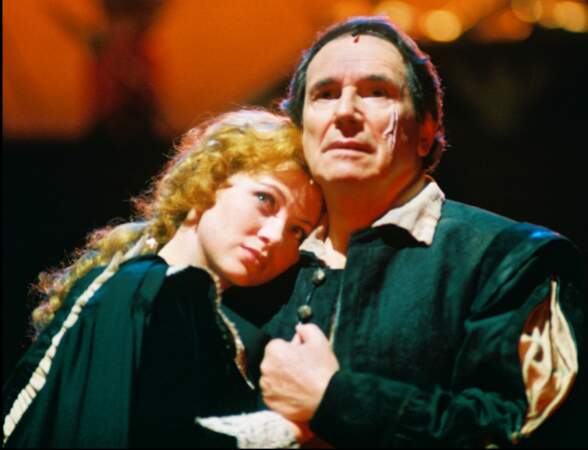Cécile Bois dans les bras de Robert Hossein en 1995 pour le spectacle "Angélique marquise des anges".