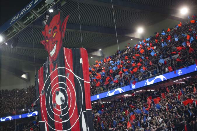 Tribune Boulogne les supporters parisiens ont ensuite déployé le diable milanais en rouge et noir portant une cible sur la poitrine... le message est clair !