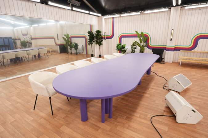 Cette grande table violette servira pour les évaluations des élèves, dans la salle de danse.
