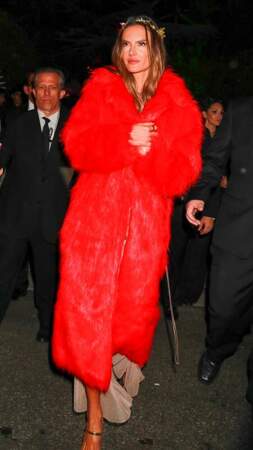 Alessandra Ambrosio tout en manteau de fourrure rouge à la soirée Casamigos Halloween Party de Rande Gerber à Los Angeles