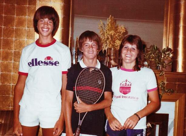 Adolescent, Matthew Perry (au centre) se destinait d'abord à une carrière de tennisman